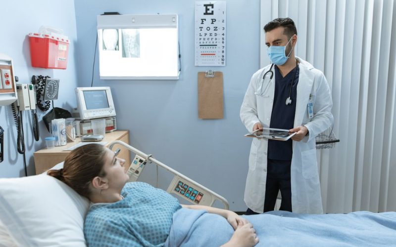Hausarzt bespricht Befunde mit einem Patienten