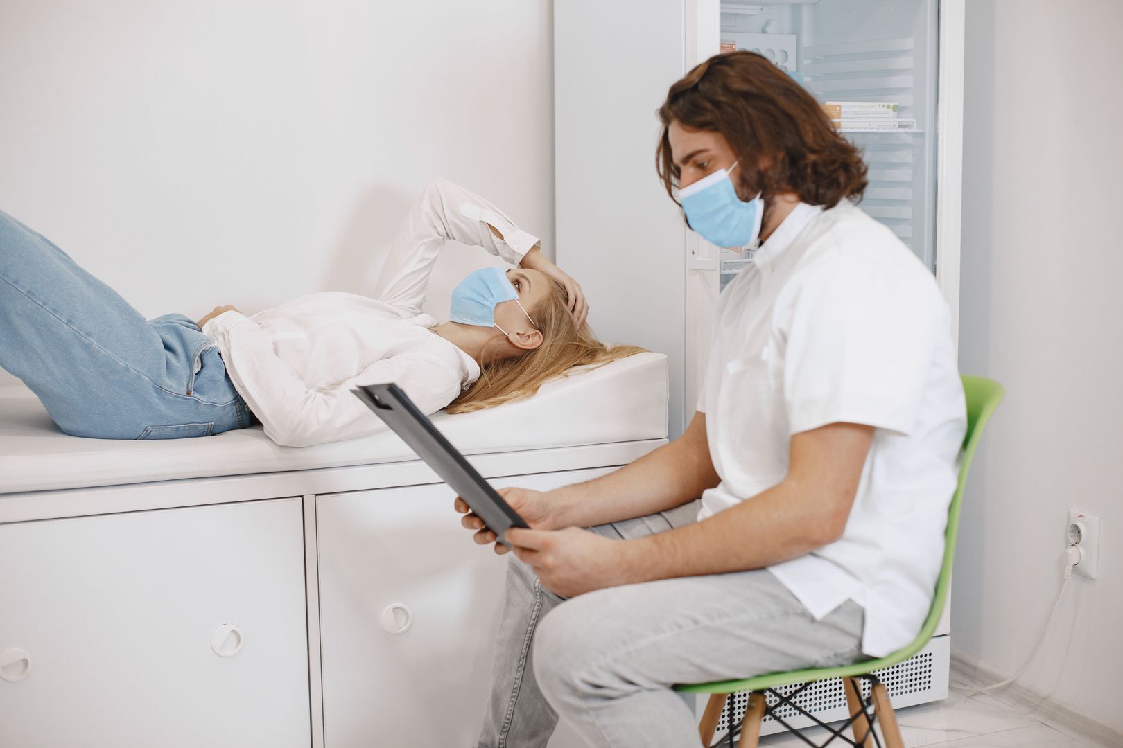 Hausärztin im vertrauensvollen Gespräch mit einer Patientin in der Praxis