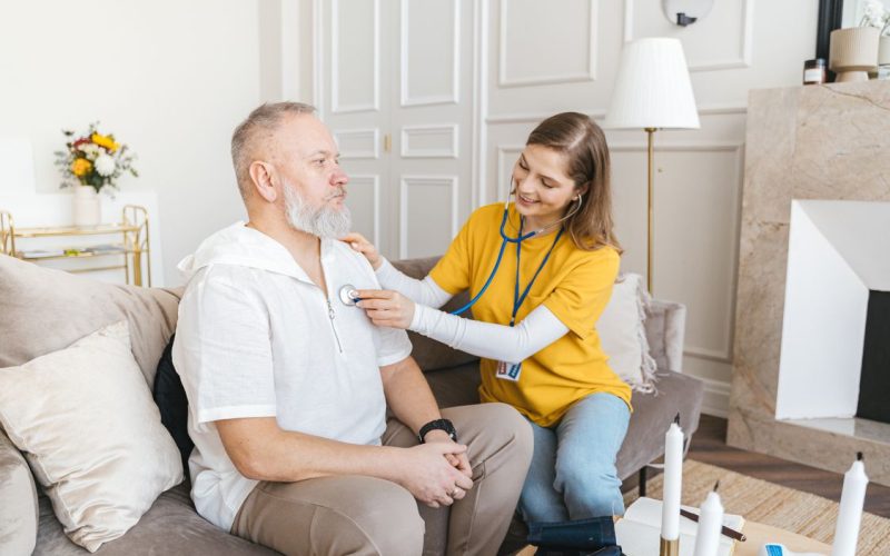 Ärztin betreut eine ältere Patientin beim Hausbesuch zu Hause