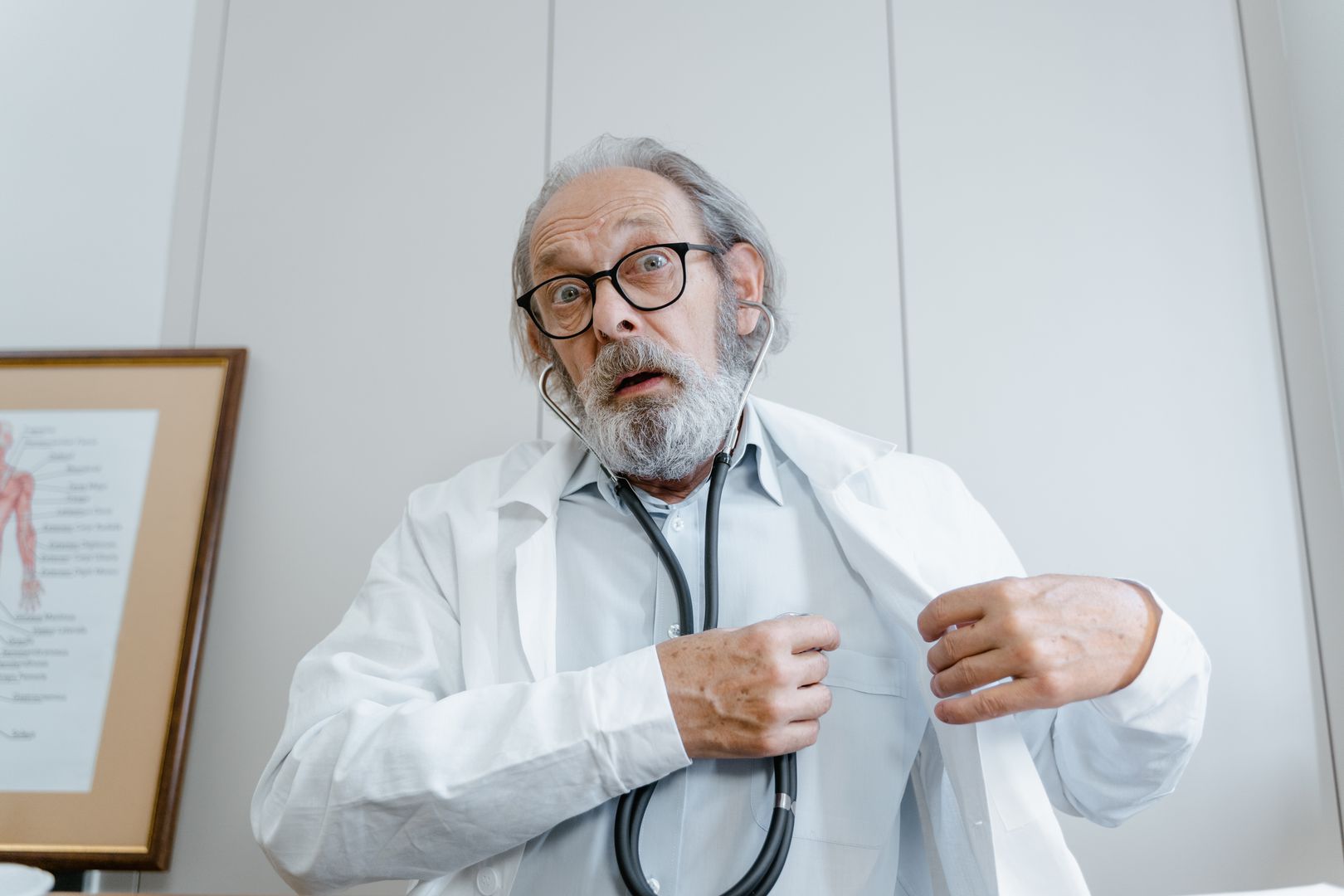 Arzt untersucht einen älteren Patienten mit dem Stethoskop